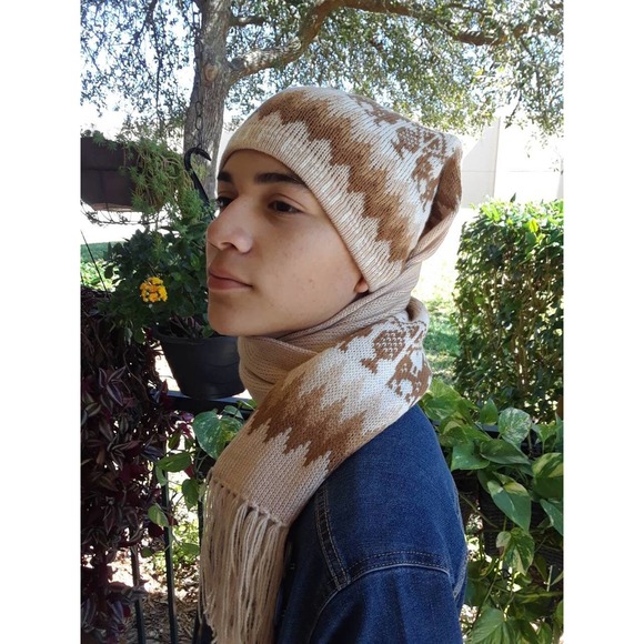 Peruvian Hat (Chullo) and Scarf One Piece Alpaca and Sheep Wool - Picture 4 of 4